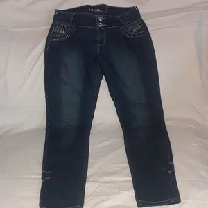 woman skinny jeans pocketless